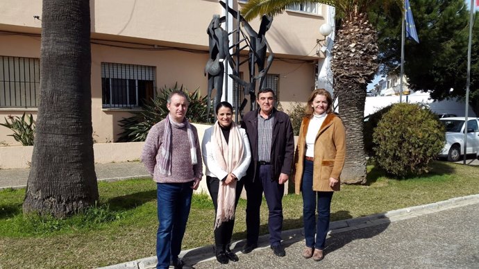 El delegado de Educación, Vicente Zarza, visita el CEIP Los Llanos, en Almonte