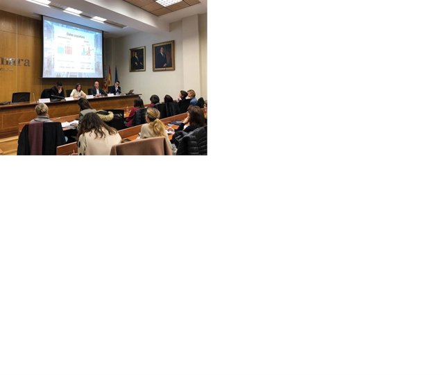 Sandra Gómez en el centro