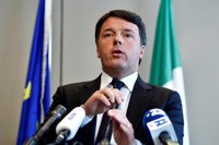 Renzi reivindica su política migratoria: "No habría podido mirar a los ojos a mis hijos"