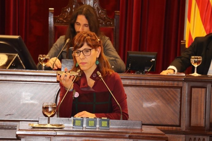 Laura Camargo reproduce en el pleno las declaraciones de Rajoy con su móvil