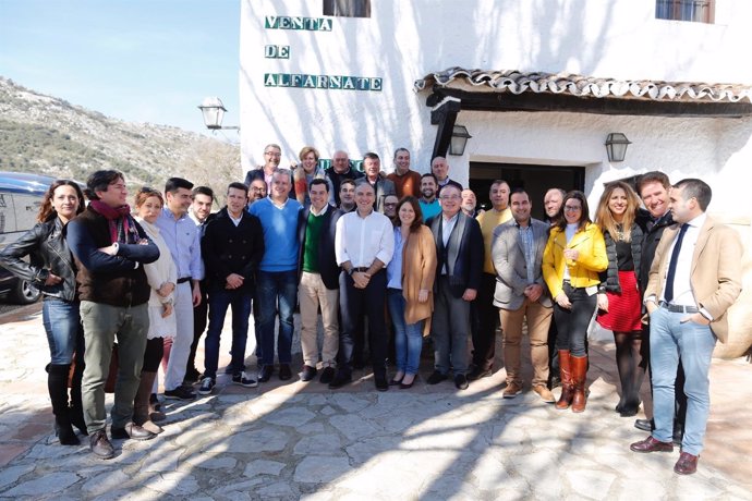 Juanma Moreno durante la reunión en Alfarnate