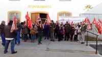 La plantilla municipal de Húevar celebra su segundo día de huelga por los impagos y se reúne con la alcaldesa