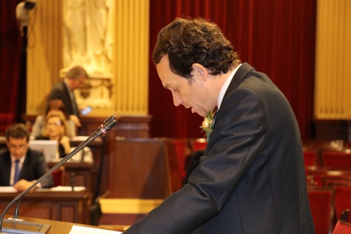 Marc Pons defiende el decreto ley en el pleno