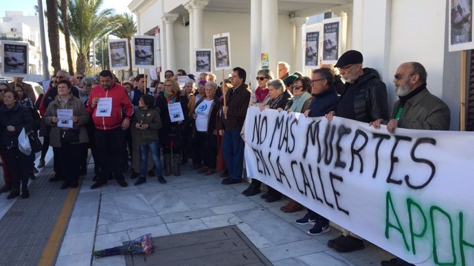 Concentración APDH-A por la muerte de una 'sintecho' en Cádiz