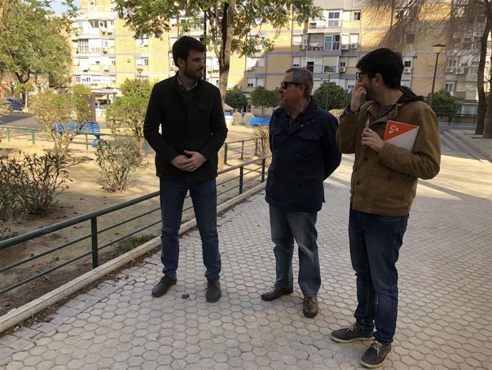 Javier Moyano junto con vecinos de la zona 