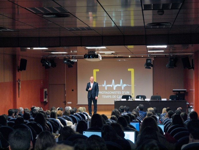 Antoni Riera dando una charla