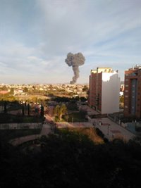 Servicios de emergencias acuden a sofocar un incendio en una antigua fábrica de zumos en Casillas