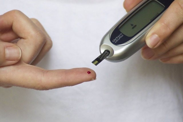 Una persona con diabetes controla su nivel de azúcar en sangre