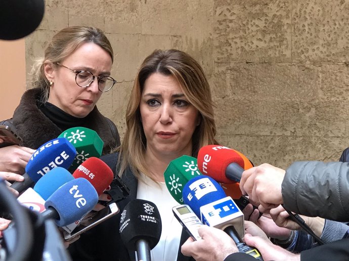 La presidenta de la Junta, Susana Díaz, atiende a los medios