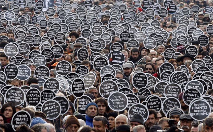 Manifestación Silenciosa En Estambul En El Aniversario Del Asesinato Del Periodi