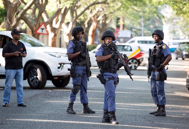 Policías alrededor de la casa de la familia Gupta, en Johannesburgo, Sudáfrica