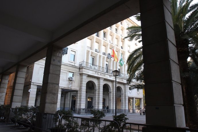 Exterior de la Audiencia de Sevilla en la novena jornada del juicio de los ERE