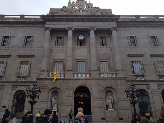 Llaç groc pels presos sobernistas a l'Ajuntament de Barcelona