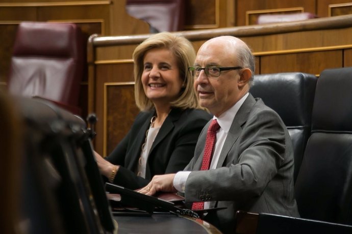 Els ministres Fátima Báñez i Cristóbal Montoro en el Ple del Congrés