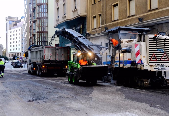 Trabajos de asfaltado en Santander, en la calle Cádiz