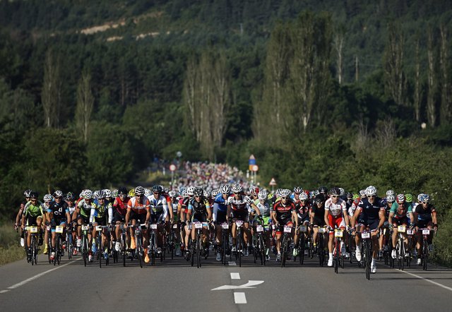 Miles de ciclistas sufren y disfrutan con una nueva exitosa Quebrantahuesos