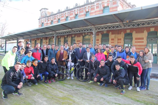 Autoridades y voluntarios en la presentación de la Andalucía Bike Race.