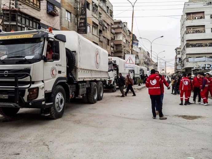 Un convoy humanitario entra en el bastión rebelde de Ghuta Oriental