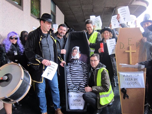 Trabajadores escenifican en Vigo el 'entierro de la justicia' 