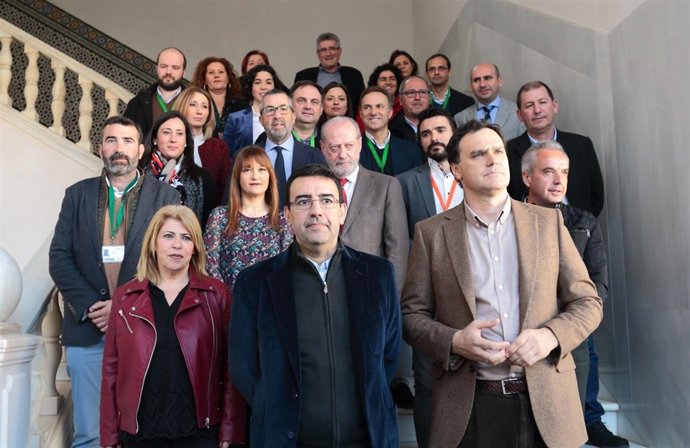 Mario Jiménez, junto a alcaldes y diputados del PSOE-A, este miércoles