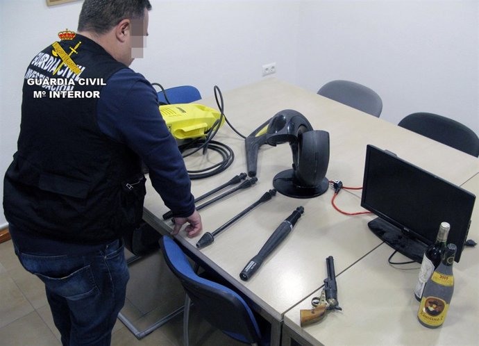 Algunos de los efectos recuperados por la Guardia Civil