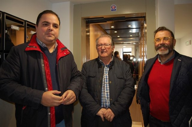 Visita a las obras para la instalación de un ascensor en un edificio de Martos. 