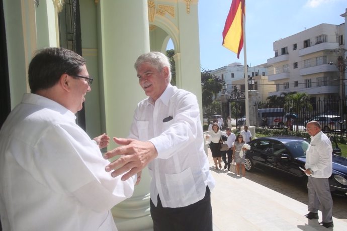 El ministro Alfonso Dastis, recibido por el canciller cubano, Bruno Rodríguez