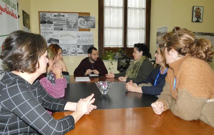 Rojas se reúne con trabajadores de servicios sociales