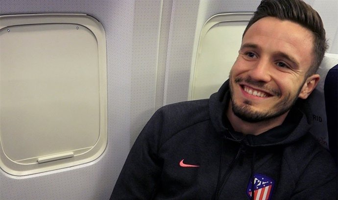 Saúl, jugador del Atlético de Madrid en el vuelo hacia Copenhague