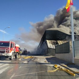 Bomberos en un incendio en naves industriales 
