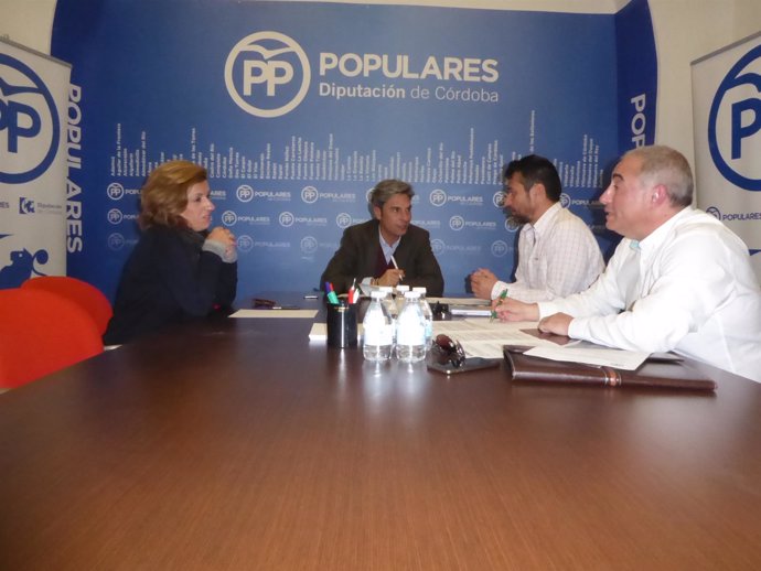 Lorite (centro) con María Jesús Botella (izda.) y representantes de AUGC (dcha.)