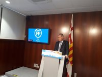 Alberto Fernández (PP) critica a Colau poner el Ayuntamiento "al servicio del independenitismo"