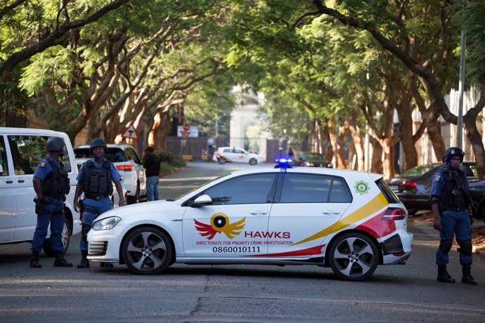Policías alrededor de la casa de la familia Gupta, en Johannesburgo, Sudáfrica
