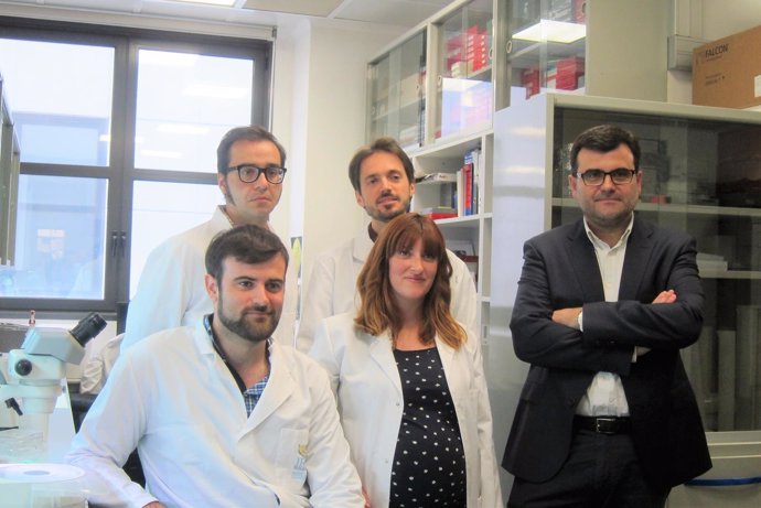 Equipo de investigadores del IRB Barcelona con Eduard Batlle