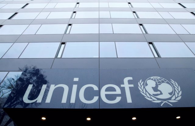 Logo de UNICEF en sus oficinas en Ginebra (Suiza)