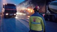 Bomberos continúan las labores de extinción del fuego que afecta a un almacén de riego en Caniles (Granada)