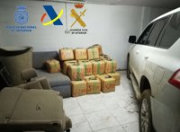 Intervenidos 2.500 kilos de hachís y siete vehículos robados en una finca de La Línea (Cádiz)