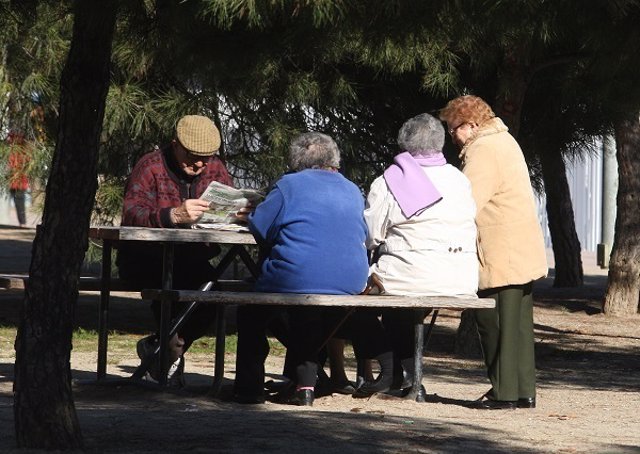 Unos pensionistas en un parque