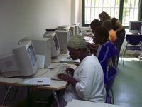 Un total de 46 inmigrantes son trasladados a Andalucía desde el CETI de Ceuta, que sigue por encima de su capacidad