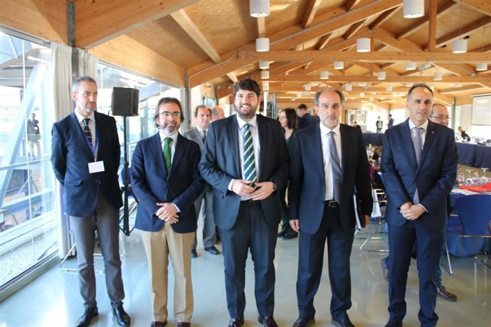 Fernando López Miras preside la reunión del Buró Político de la Comisión