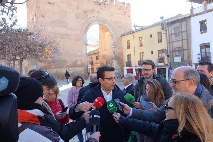 El alcalde de Granada atiende a los medios