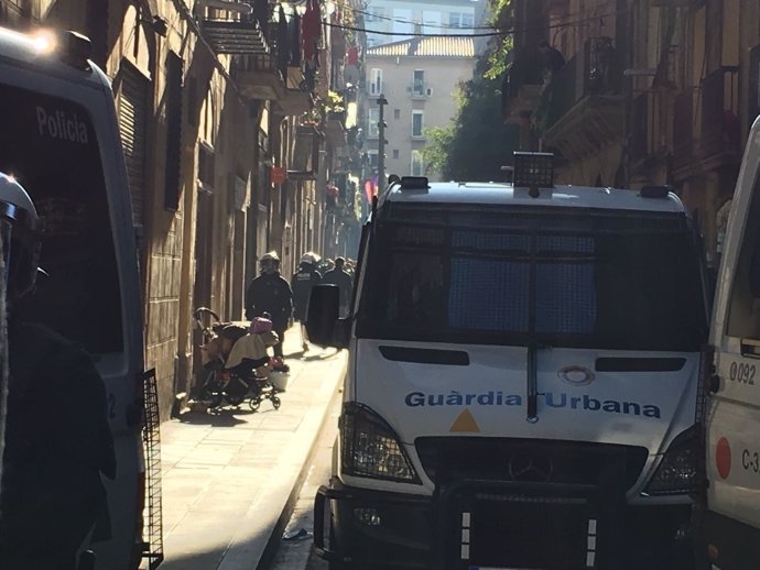 Desalojo de una finca 'okupada' en el Raval de Barcelona