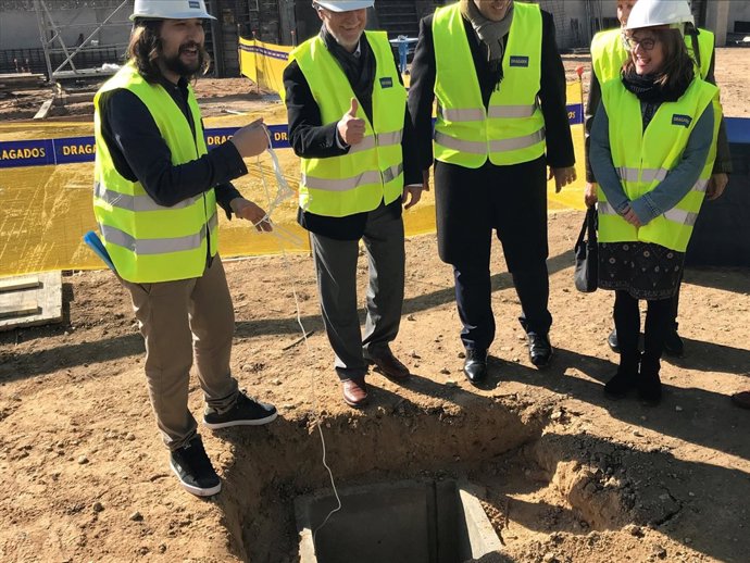 Alcalde, Híjar y Aparicio (PSOE) colocan primer piedra alojamientos Las Fuentes