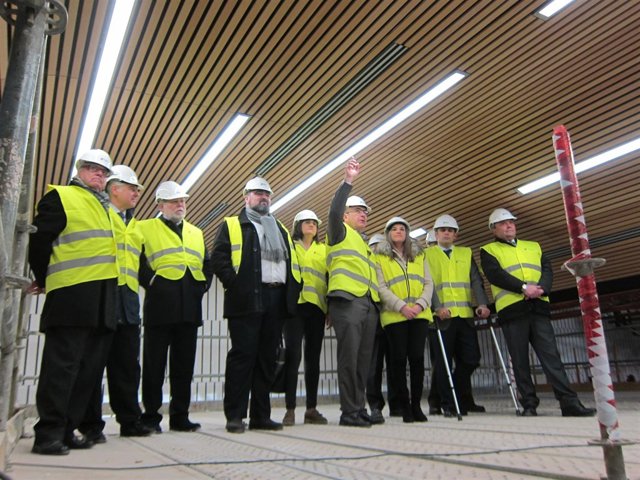 Las autoridades durante la visita a las obras