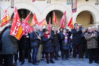 Decenas de personas se concentran ante Subdelegación en Teruel en contra de la "miserable subida de las pensiones"