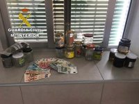 Detenida una mujer acusada de vender tarros de cristal con marihuana en el mercadillo de Turre (Almería)
