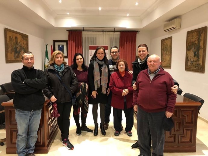 Vioque (centro) con vecinos beneficiarios de las ayudas