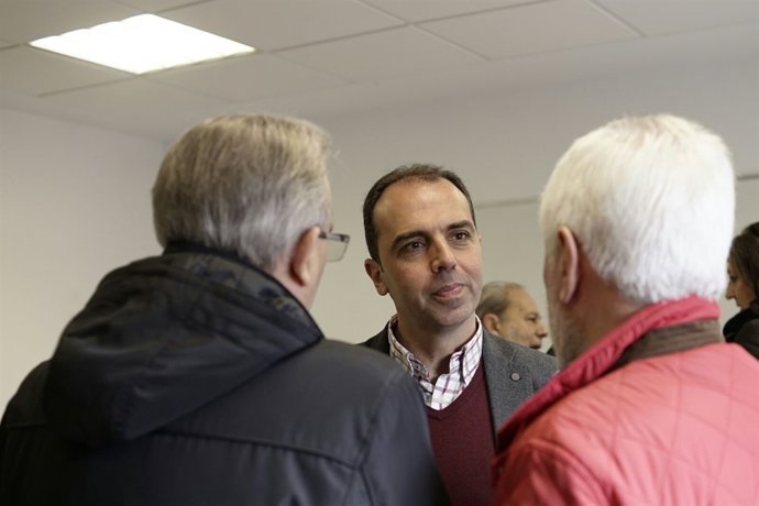 Millán con vecinos del distrito Macarena