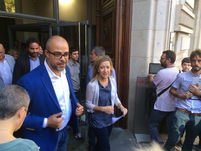 La presidenta de l'AMI, Neus Lloveras, i el president de l'ACM, Miquel Buch