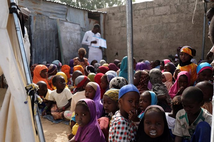 Niños en una escuela apoyada por Save the Children en Maidugui